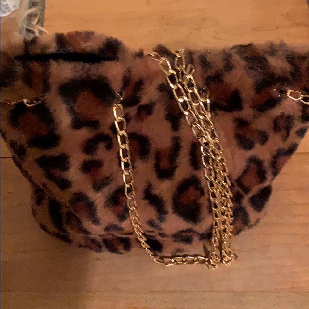 BagFaux fur leopard print cross body.